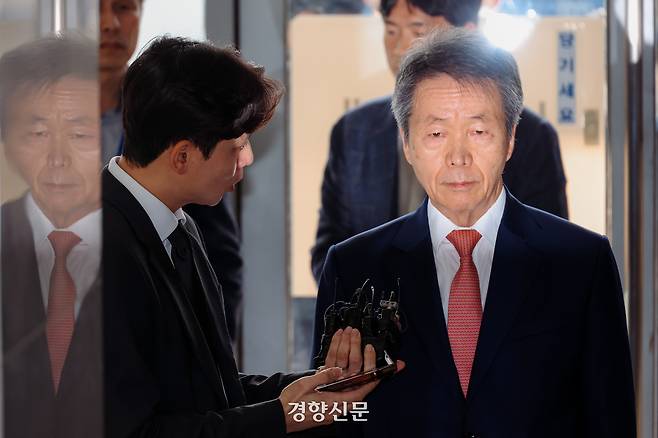 김용원 국가인권위원회 상임위원이 31일 서울 서초구 이명현 특별검사팀 사무실에 직권남용 혐의 피의자 신분으로 출석하고 있다. 이준헌 기자