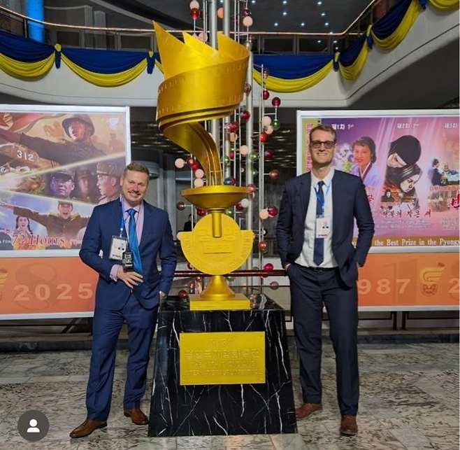 평화국제영화축전 참석차 최근 북한 평양을 방문한 미국인 저스틴 마텔(왼쪽).  연합뉴스