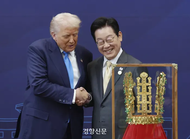 이재명 대통령이 29일 경북 국립경주박물관에서 열린 공식 환영식에서 도널드 트럼프 미국 대통령에게 무궁화 대훈장을 수여하고 천마총 금관 모형을 선물하고 있다. 김창길 기자
