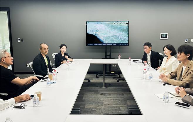 네이버와 엔비디아 주요 경영진이 5월22일 대만 엔비디아에서 만나 면담하고 있다. (왼쪽부터)젠슨 황 엔비디아 CEO, 정소영 엔비디아 코리아 대표. 오른쪽부터 이해진 네이버 이사회 의장, 최수연 네이버 대표, 김유원 네이버클라우드 대표. 네이버클라우드 제공