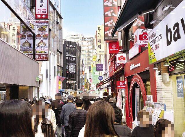 외국인 관광객들이 대거 유입되며 서울 중구 명동 상권이 살아났다. 곳곳에서 다양한 외국어가 들리고, 쇼핑백을 든 관광객들이 거리를 메웠다. 지난 29일 명동 거리가 인파로 북적이고 있다.