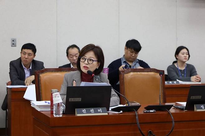 진선미 더불어민주당 의원이 지난 28일 국회 교육위원회 국정감사에서 질의하고 있다. 진 의원실 제공