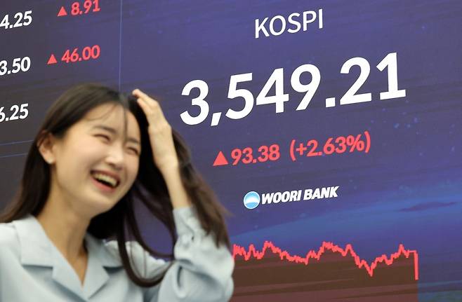 서울 중구 우리은행 딜링룸에서 관계자가 업무를 보고 있다. 연합뉴스