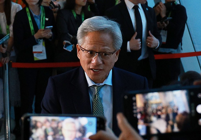 젠슨 황 엔비디아 최고경영자가 31일 경북 경주 예술의전당 원화홀에서 열린 2025년 아시아태평양경제협의체(APEC) 경주 엔비디아 기자간담회에서 입장 전 취재진 질문에 답하고 있다. 연합뉴스