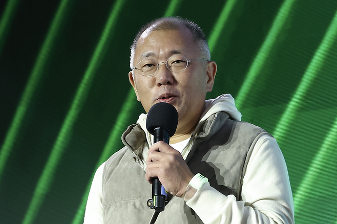 정의선 현대차그룹 회장이 30일 서울 코엑스에서 열린 엔비디아의 그래픽카드(GPU) ‘지포스’ 출시 25주년 행사에서 단상에 올라 발언하고 있다. [사진=공동취재단]