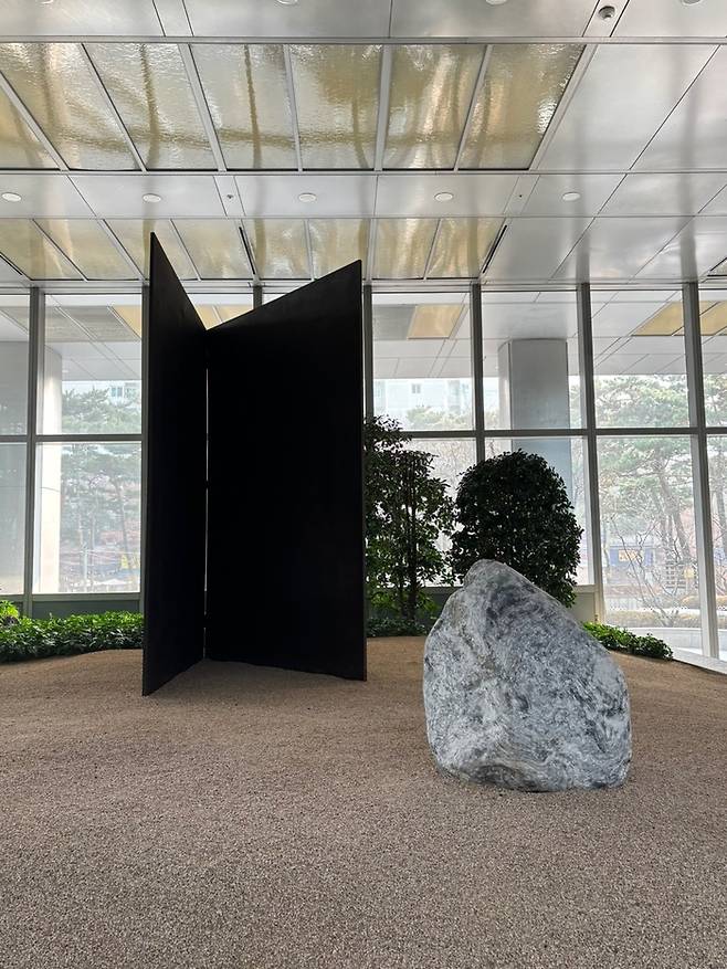 서울 강남 포스코센터 서관 2층에 설치된 이우환의 ‘관계항’(1995). 포스코