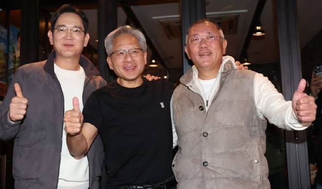 젠슨 황 엔비디아 최고경영자가 30일 서울 삼성동 한 치킨집에서 진행된 이재용 삼성전자 회장, 정의선 현대차그룹 회장과 회동을 마친 후 기념 촬영을 하고 있다. [연합뉴스]