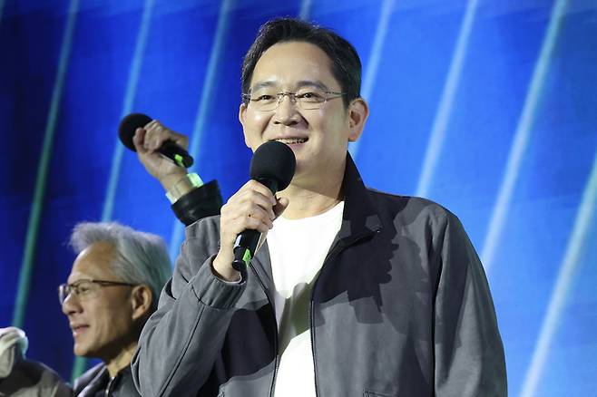 이재용 삼성전자 회장이 30일 서울 코엑스에서 열린 엔비디아의 그래픽카드(GPU) ‘지포스’ 출시 25주년 행사에서 단상에 올라 발언하고 있다. [연합뉴스]