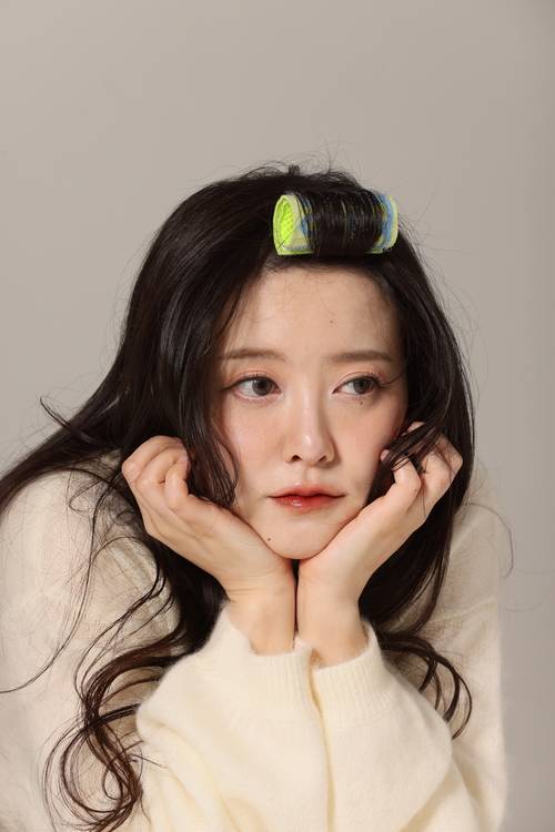 자신이 개발한 헤어롤인 ‘쿠롤’을 착용하고 있는 구혜선 씨. 폴리페놀팩토리