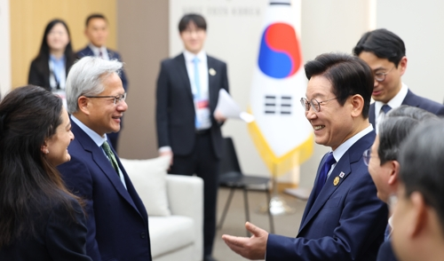 이재명 대통령이 31일 APEC 정상회의장인 경주화백컨벤션센터에서 면담을 위해 젠슨 황 엔비디아 최고경영자와 그의 딸을 맞이하고 있다. [연합뉴스]