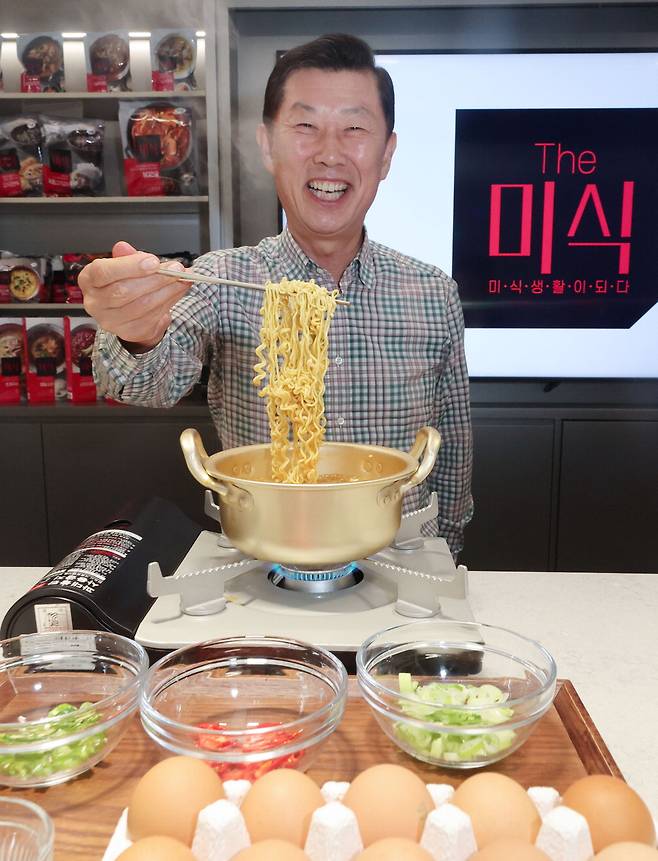 김홍국 하림그룹 회장이 하림 R&D센터에서 직접 끓인 '더미식 장인라면' 면발을 보여주며 환하게 웃고 있다. 그는 "소비자가 주문한 식품이 가공공장에서 식탁으로 하루 만에 오는 세상을 만들겠다"고 강조했다. 이승환 기자