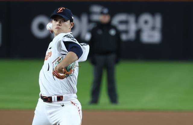 31일 대전한화생명볼파크에서 열린 2025 프로야구 KBO리그 포스트시즌 한국시리즈 5차전 LG 트윈스와 한화 이글스의 경기. 1회초 한화 선발투수 문동주가 역투하고 있다. 사진=연합뉴스