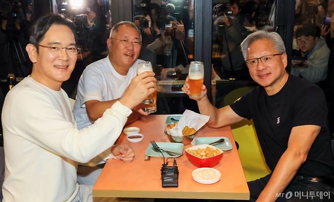 (서울=뉴스1) 김진환 기자 = 젠슨 황 엔비디아 최고경영자(CEO)가 30일 오후 서울 강남구 삼성역 인근 깐부치킨 매장에서 이재용 삼성그룹 회장, 정의선 현대차그룹 회장과 치킨 회동을 하고 있다. 2025.10.30/뉴스1  Copyright (C) 뉴스1. All rights reserved. 무단 전재 및 재배포,  AI학습 이용 금지. /사진=(서울=뉴스1) 김진환 기자