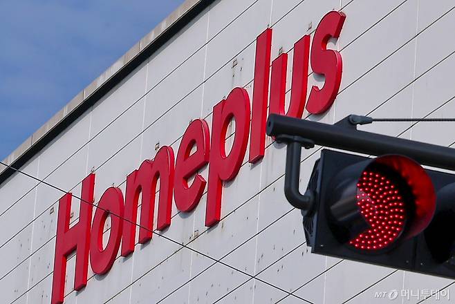 (서울=뉴스1) 김성진 기자 = 홈플러스가 새 주인을 찾아 기업회생 절차(법정관리)를 지속할지 중대한 갈림길에 놓였다.  홈플러스는 회생 계획 인가 전 인수합병(M&A)을 위한 인수의향서를 31일 오후 3시까지 받는다. 그러나 이날까지 인수의향서를 낸 곳이 없으면 홈플러스의 회생 절차 지속 여부가 불투명해진다.  사진은 이날 오후 서울 시내 홈플러스 매장 모습. 2025.10.31/뉴스1  Copyright (C) 뉴스1. All rights reserved. 무단 전재 및 재배포,  AI학습 이용 금지. /사진=(서울=뉴스1) 김성진 기자