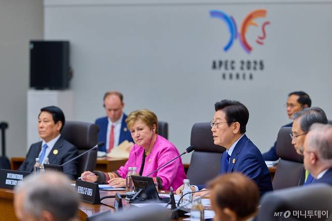 [경주=뉴시스] 최동준 기자 = 이재명 대통령이 31일 경북 경주화백컨벤션센터에서 열린 2025 아시아태평양경제협력체(APEC) 정상회의 제1세션을 주재하고 있다. (사진=대통령실 제공) 2025.10.31. photo@newsis.com *재판매 및 DB 금지 /사진=