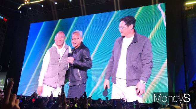 젠슨 황 엔비디아 CEO(가운데)가 30일 밤 서울 강남구 코엑스광장에서 지포스(GeForce) 한국 25주년을 기념해 열린 '지포스 게이머 페스티벌'에 이재용 삼성전자 회장(오른쪽), 정의선 현대차그룹 회장과 함께 올라 인사를 하고 있다. /사진=양진원 기자