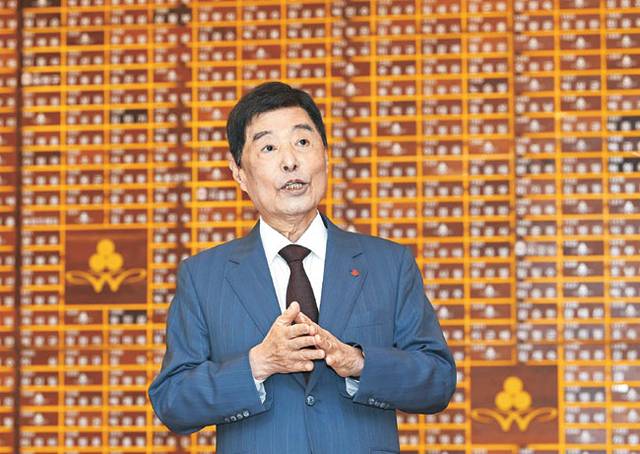 김병준 사랑의열매 사회복지공동모금회장이 지난 28일 서울 중구 정동 사랑의열매 회관 ‘아너 소사이어티 라운지’에서 최근의 나눔 및 기부 문화에 대해 설명하고 있다. 이 라운지는 1억 원 이상 기부한 개인 고액기부자 모임인 ‘아너 소사이어티’ 회원들을 위해 마련된 곳으로, 라운지 벽면에 기부자 이름이 새겨져 있다. 이름 대신 놓인 사랑의열매 그림은 익명 기부자를 상징한다.  윤성호 기자