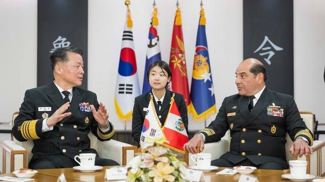 31일 오전 해군본부에서 강동길(왼쪽) 해군참모총장과 하비에르 브라보 데 루에다(오른쪽) 페루 해군사령관이 양국 해군 군사협력을 위한 양자대담을 하고 있다. 해군 제공