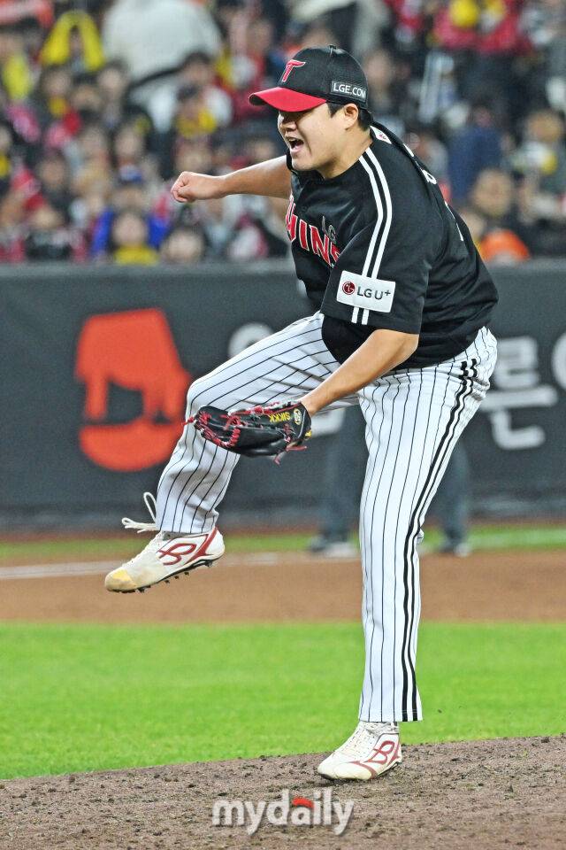 30일 대전 한화생명 볼파크 야구장에서 열린 '2025 신한 SOL 뱅크 KBO 한국시리즈 4차전' LG 트윈스와 한화 이글스 경기.LG 장현식이 7회말 교체되 마운드에 올라 힘차게 투구하고 있다./대전=한혁승 기자