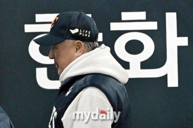 30일 대전 한화생명 볼파크 야구장에서 열린 '2025 신한 SOL 뱅크 KBO 한국시리즈 4차전' LG 트윈스와 한화 이글스 경기. 김경문 감독이 경기가 끝나고 경기장을 나가고 있다./대전=한혁승 기자 hanfoto@mydaily.co.kr