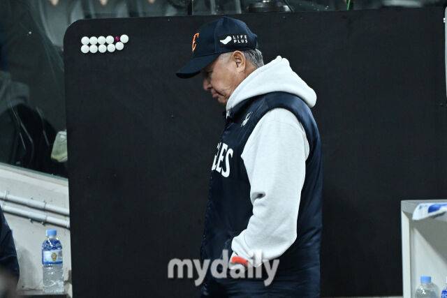 30일 대전 한화생명 볼파크 야구장에서 열린 '2025 신한 SOL 뱅크 KBO 한국시리즈 4차전' LG 트윈스와 한화 이글스 경기. 김경문 감독이 경기가 끝나고 경기장을 나가고 있다./대전=한혁승 기자 hanfoto@mydaily.co.kr