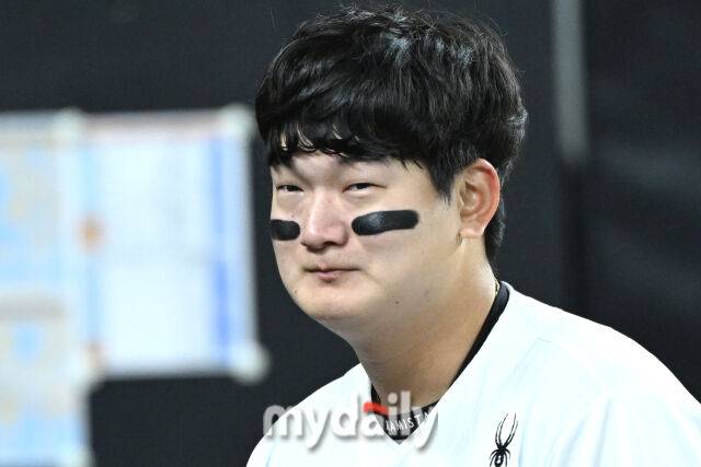 29일 대전 한화생명 볼파크 야구장에서 열린 '2025 신한 SOL 뱅크 KBO 한국시리즈 3차전' LG 트윈스와 한화 이글스 경기. 한화가 7-3으로 LG에 승리했다. 경기 마무리 투수로 나온 한화 김서현이 경기가 끝난 뒤 더그아웃에서 눈물을 흘리고 있다./대전 = 한혁승 기자