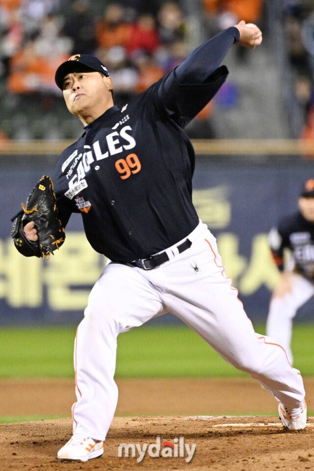 27일 서울 잠실야구장에서 열린 2025 신한 SOL 뱅크 KBO 한국시리즈 2차전' 한화 이글스와 LG 트윈스 경기. 한화 선발 류현진이 힘차게 투구하고 있다./잠실=한혁승 기자 hanfoto@mydaily.co.kr