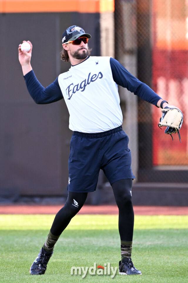 31일 대전 한화생명 볼파크 야구장에서 열린 '2025 신한 SOL 뱅크 KBO 한국시리즈 5차전' LG 트윈스와 한화 이글스 경기. 한화 와이스가 몸을 풀고 있다./대전 = 한혁승 기자