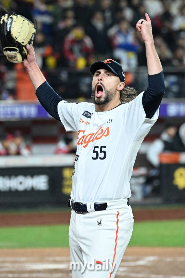 30일 대전 한화생명 볼파크 야구장에서 열린 '2025 신한 SOL 뱅크 KBO 한국시리즈 4차전' LG 트윈스와 한화 이글스 경기. 한화 와이스가 8회초 2사 2루 3-0으로 앞선 상황에 교체되며 포효하고 있다./대전 = 한혁승 기자