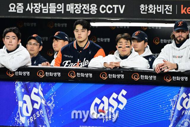 31일 오후 대전 한화생명 볼파크에서 진행된 '2025 신한 SOL Bank KBO 한국시리즈 5차전' LG트윈스-한화 이글스와의 경기. 한화 선발 문동주가 1회를 끝낸 뒤 더그아웃에서 경기를 지켜보고 있다./대전 = 곽경훈 기자