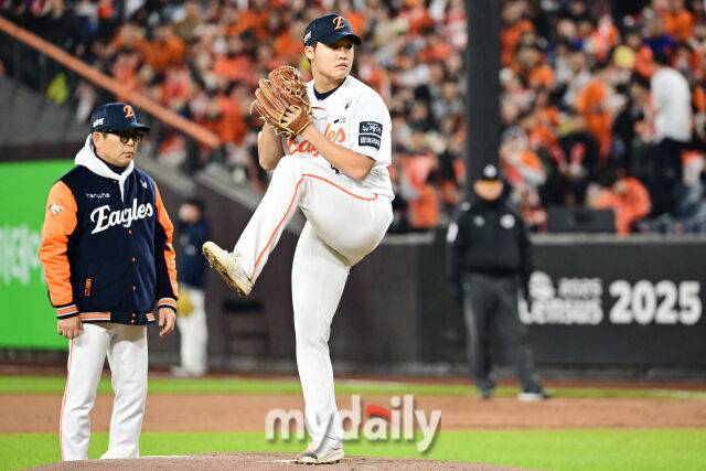 31일 오후 대전 한화생명 볼파크에서 진행된 '2025 신한 SOL Bank KBO 한국시리즈 5차전' LG트윈스-한화 이글스와의 경기. 한화 정우주가 2회초 구원 등판해 역투를 펼치고 있다./대전 = 곽경훈 기자