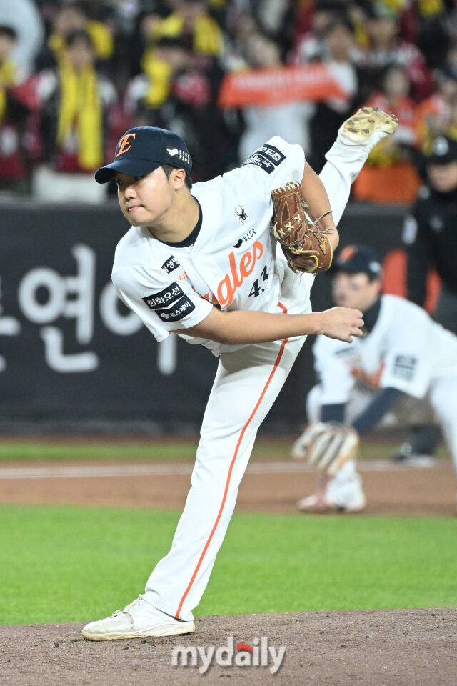 31일 대전 한화생명 볼파크 야구장에서 열린 '2025 신한 SOL 뱅크 KBO 한국시리즈 5차전' LG 트윈스와 한화 이글스 경기. 한화 정우주가 2회초 선발 문동주와 교체되 마운드에 올라 힘차게 투구하고 있다./대전 = 한혁승 기자