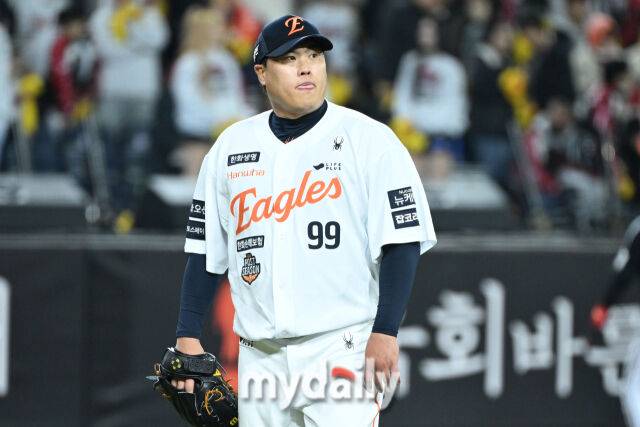 31일 대전 한화생명 볼파크 야구장에서 열린 '2025 신한 SOL 뱅크 KBO 한국시리즈 5차전' LG 트윈스와 한화 이글스 경기. 한화 류현진이 8회 마운드에 올라 무실점으로 수비를 마치고 더그아웃으로 들어서고 있다./대전=한혁승 기자 hanfoto@mydaily.co.kr, 대전=곽경훈 기자 kphoto@mydaily.co.kr