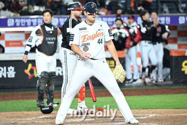 29일 대전 한화생명 볼파크 야구장에서 열린 '2025 신한 SOL 뱅크 KBO 한국시리즈 3차전' LG 트윈스와 한화 이글스 경기. 한화 김서현이 8회초 1사 1-3루에 LG 3루 대주자 최원영에게 폭투로 1실점 했다./대전 = 한혁승 기자