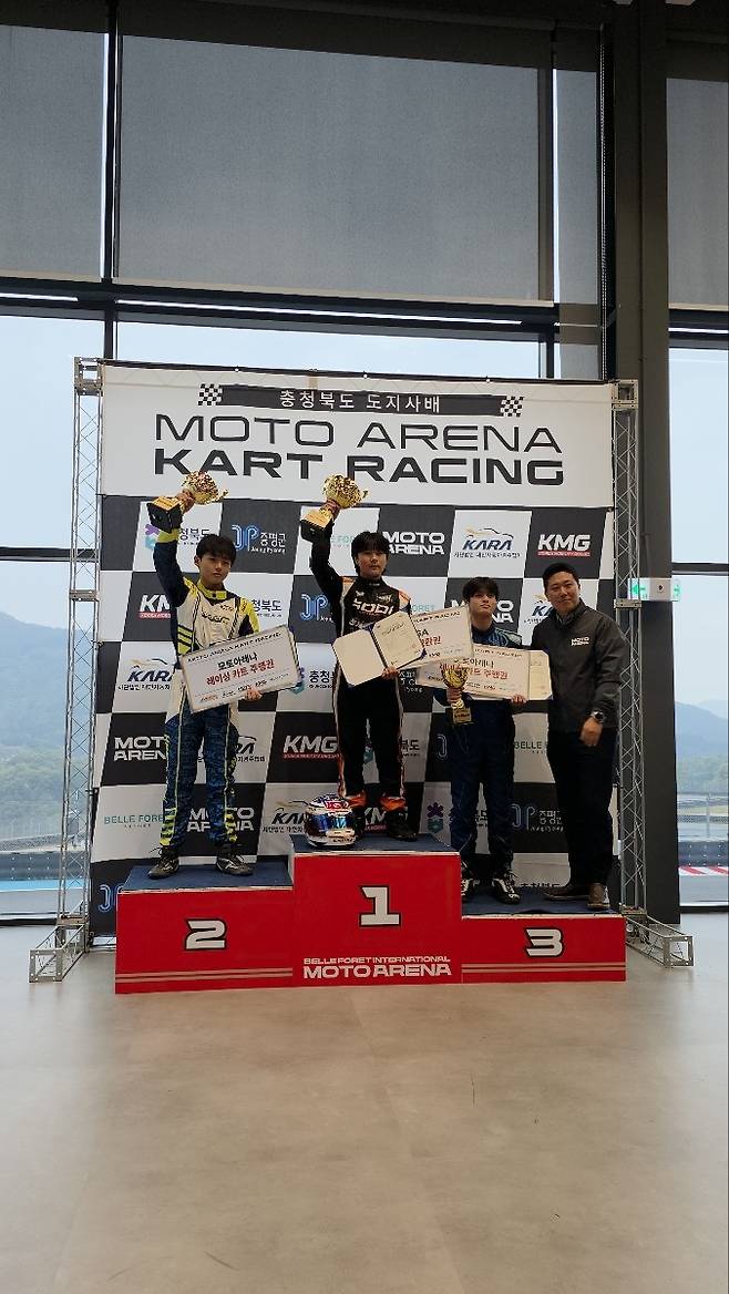 포디움 가장 높은 곳에서 우승 트로피를 들고 있는 이민재. [사진=아이맥코리아 제공]