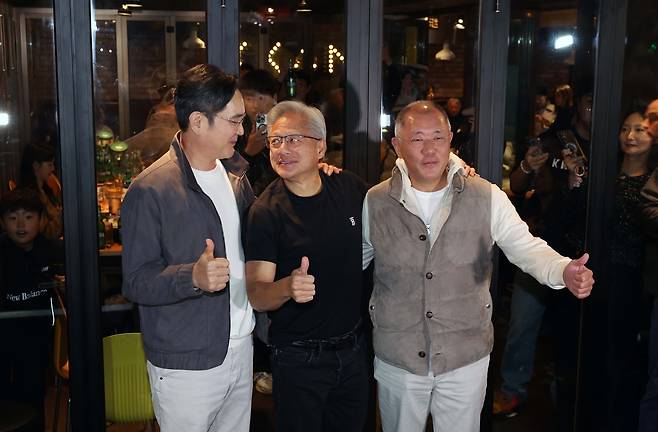 젠슨 황 엔비디아 최고경영자가 30일 서울 삼성동 한 치킨집에서 진행된 이재용 삼성전자 회장, 정의선 현대차그룹 회장과 회동을 마친 후 기념촬영을 하고 있다. [연합]
