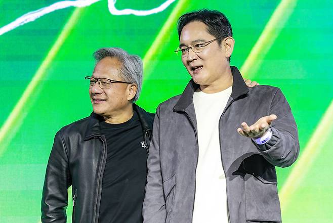 젠슨 황 엔비디아 최고경영자와 이재용 삼성전자 회장은 30일 서울 코엑스에서 열린 엔비디아의 그래픽카드(GPU) ‘지포스’ 출시 25주년 행사에 참석했다. [연합]