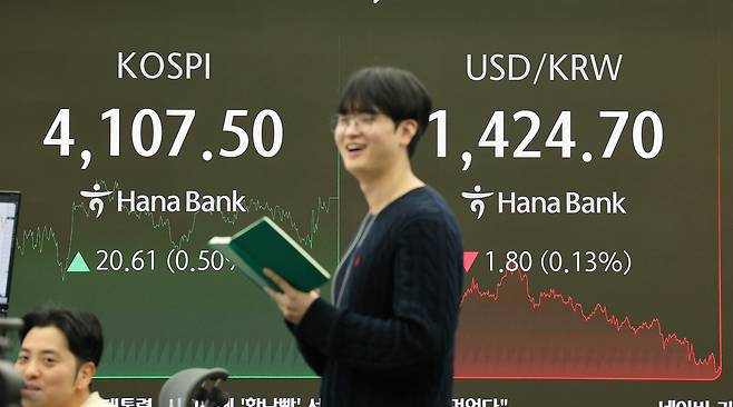 코스피가 사흘째 올라 사상 첫 4,100대에서 장을 종료한 31일 서울 하나은행 본점 딜링룸에서 직원들이 업무를 보고 있다. [연합]