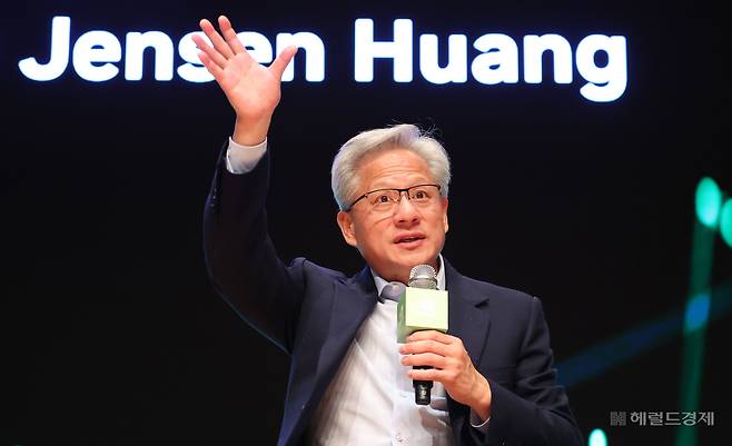 젠슨 황 엔비디아 CEO가 31일 경북 경주시 경주예술의전당에서 열린 엔비디아 기자간담회에 참석해 취재진의 질의에 답변하고 있다. 경주=임세준 기자