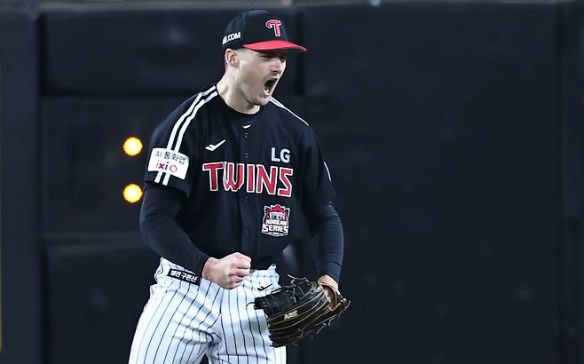 LG 톨허스트가 31일 한화와 한국시리즈 5차전에서 7회 최재훈을 삼진 처리한 뒤 환호하고 있다. [연합]