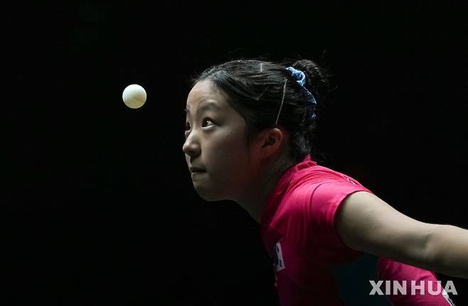 [베이징=신화/뉴시스] 신유빈(17위)이 4일(현지 시간) 중국 베이징에서 열린 2025 월드테이블테니스(WTT) 중국 스매시 여자 단식 준결승에서 왕만위(2위·중국)와 경기하고 있다. 신유빈이 1-4(10-12 11-7 11-13 7-11 7-11)로 패해 결승에 오르지 못했으며 스매시 사상 여자 첫 동메달을 목에 걸었다. 2025.10.05.