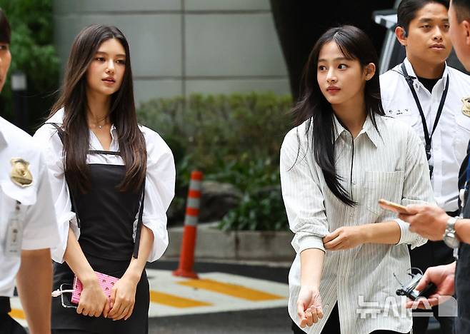 [서울=뉴시스] 최진석 기자 = 뉴진스 다니엘과 민지가 14일 서울 서초구 서울중앙지법에서 열린 '뉴진스 계약해지 선언에 계약 유효 확인 소송' 관련 소송 조정기일에 출석하고 있다. 2025.08.14. myjs@newsis.com