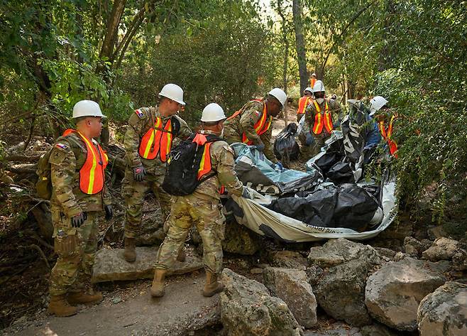 [오스틴=AP/뉴시스] 10월 21일 미 텍사스주 오스틴에서 텍사스주 방위군 병사들이 고속도로 밑에 있는 노숙인 캠프를 철거하고 있다. 트럼프 정부는 전국 50대 주를 대상으로 시위진압용 특수 부대 신설을 지시하는 대통령의 메모를 전달했다. 2025.10. 31.