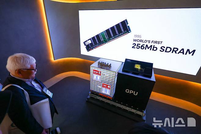 [서울=뉴시스] 황준선 기자 = 22일 서울 강남구 코엑스에서 개막한 제27회 반도체대전을 찾은 관람객들이 SK하이닉스 부스를 둘러보고 있다. 2025.10.22. hwang@newsis.com