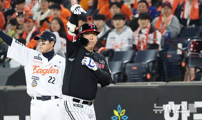 [대전=뉴시스] 강종민 기자 =  31일 대전 중구 한화생명볼파크에서 열린 2025 KBO 한국시리즈 5차전 LG 트윈스와 한화 이글스의 경기에서 1회초 1사 2루 상황에서 LG 김현수가 1타점 적시타를 친 후 기뻐하고 있다. 2025.10.31. ppkjm@newsis.com