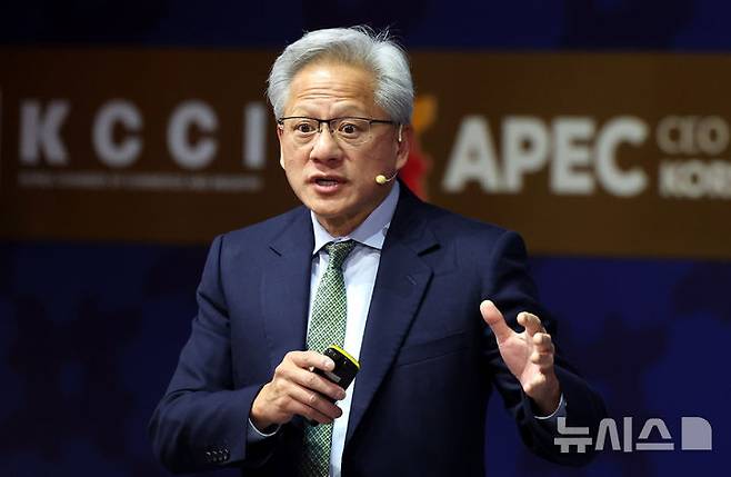 [경주=뉴시스] 추상철 기자 = 젠슨 황 엔비디아 최고경영자(CEO)가 31일 경북 경주예술의전당에서 열린 아시아태평양경제협의체(APEC) CEO 서밋에서 특별세션 기조연설을 하고 있다. 2025.10.31. scchoo@newsis.com