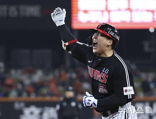 [대전=뉴시스] 김근수 기자 = 30일 대전 중구 한화생명볼파크에서 열린 2025 KBO 한국시리즈 4차전 LG 트윈스와 한화 이글스의 경기, 9회초 2사 주자 2,3루 상황에서 김현수가 2타점 적시타를 치고 포효하고 있다. 2025.10.30. ks@newsis.com