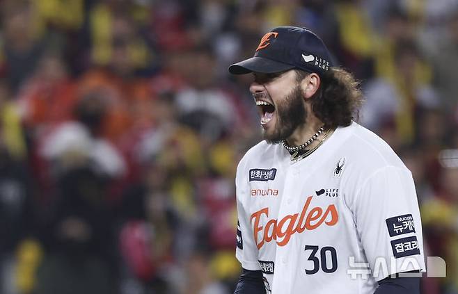 [대전=뉴시스] 김근수 기자 = 29일 대전 중구 한화생명볼파크에서 열린 2025 KBO 한국시리즈 3차전 LG 트윈스와 한화 이글스의 경기, 6회초 2사 주자 1,2루 상황에서 한화 선발 폰세가 LG 문보경을 삼진으로 잡아내고 포효하고 있다. 2025.10.29. ks@newsis.com