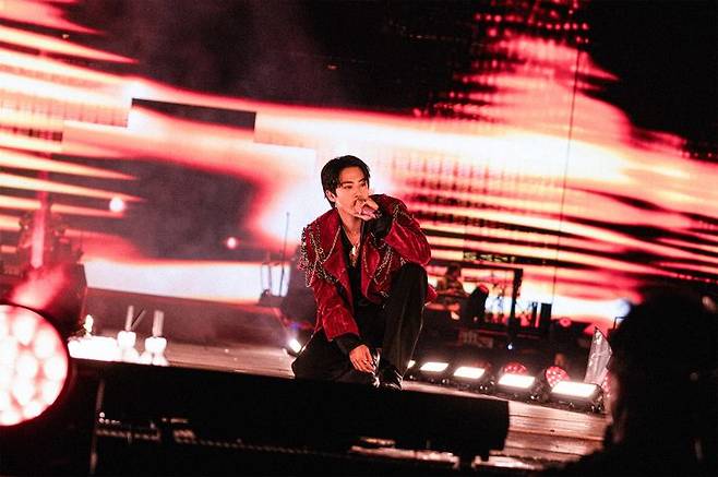 [인천=뉴시스] 글로벌 슈퍼 그룹 '방탄소년단'(BTS) 진(JIN·김석진)이 31일 인천 미추홀구 인천문학경기장 주경기장에서 펼친 첫 솔로 팬콘서트 앙코르 '#런석진_이피.투어_앙코르(RUNSEOKJIN_EP.TOUR_ENCORE)'를 펼치고 있다. (사진 = 빅히트 뮤직 제공) 2025.10.31. photo@newsis.com *재판매 및 DB 금지