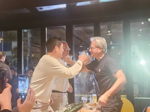 러브샷 하는 젠슨황, 이재용, 정의선 [촬영 김보경]